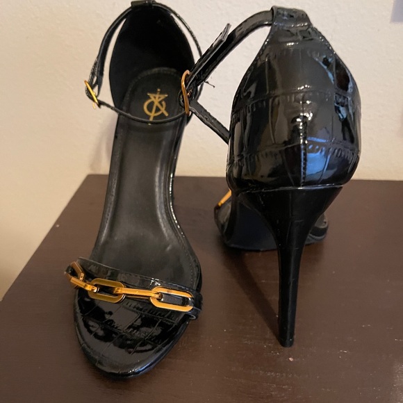 Black heeled sandals with chain front - Picture 2 of 7